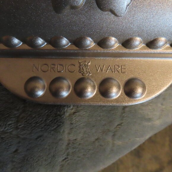 Nordic Ware Snowflake Cake Pan 10 Cup Heavy Cast Aluminum USA 54848 11"x8.5"x2" - Picture 3 of 4